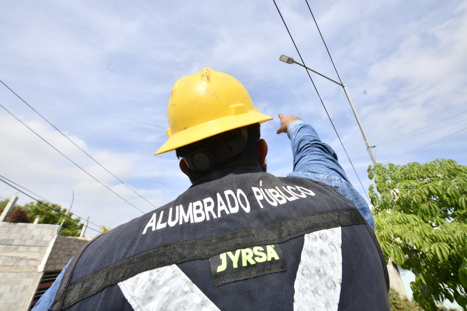 Colocan alumbrado público en la Jesús García de Mazatlán