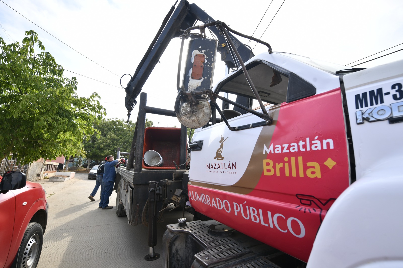 Colocan alumbrado público en la Jesús García de Mazatlán