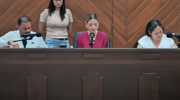 Cabildo de Mazatlán reconocerá a tres docentes con inscripción en monumento al mérito