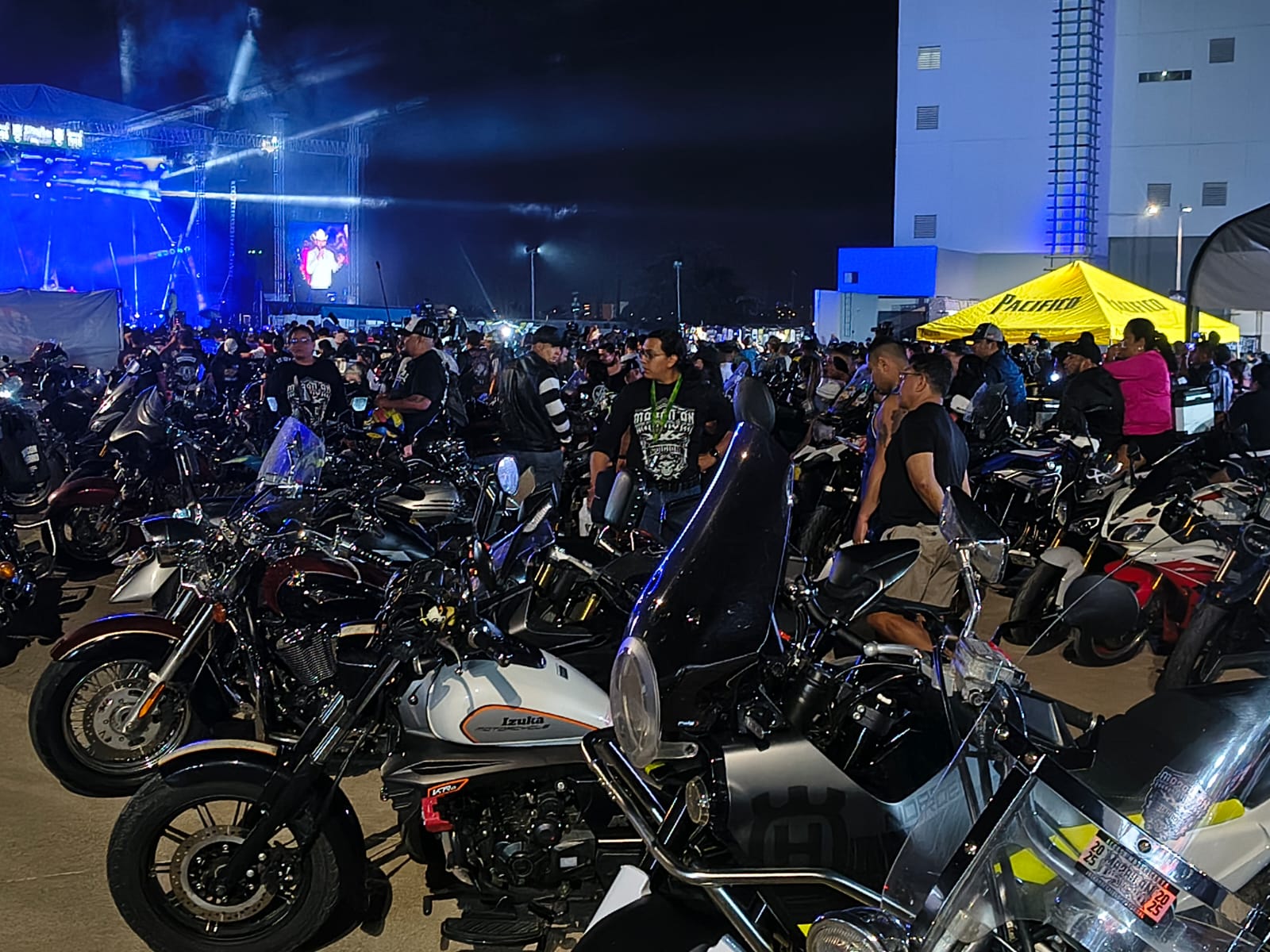 Lleno total en la Semana de la Moto durante concierto