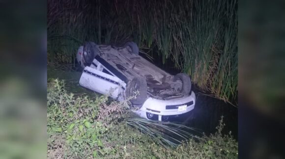 Conductor de vehículo de lujo cae a canal en Ohuira, Ahome, Sinaloa