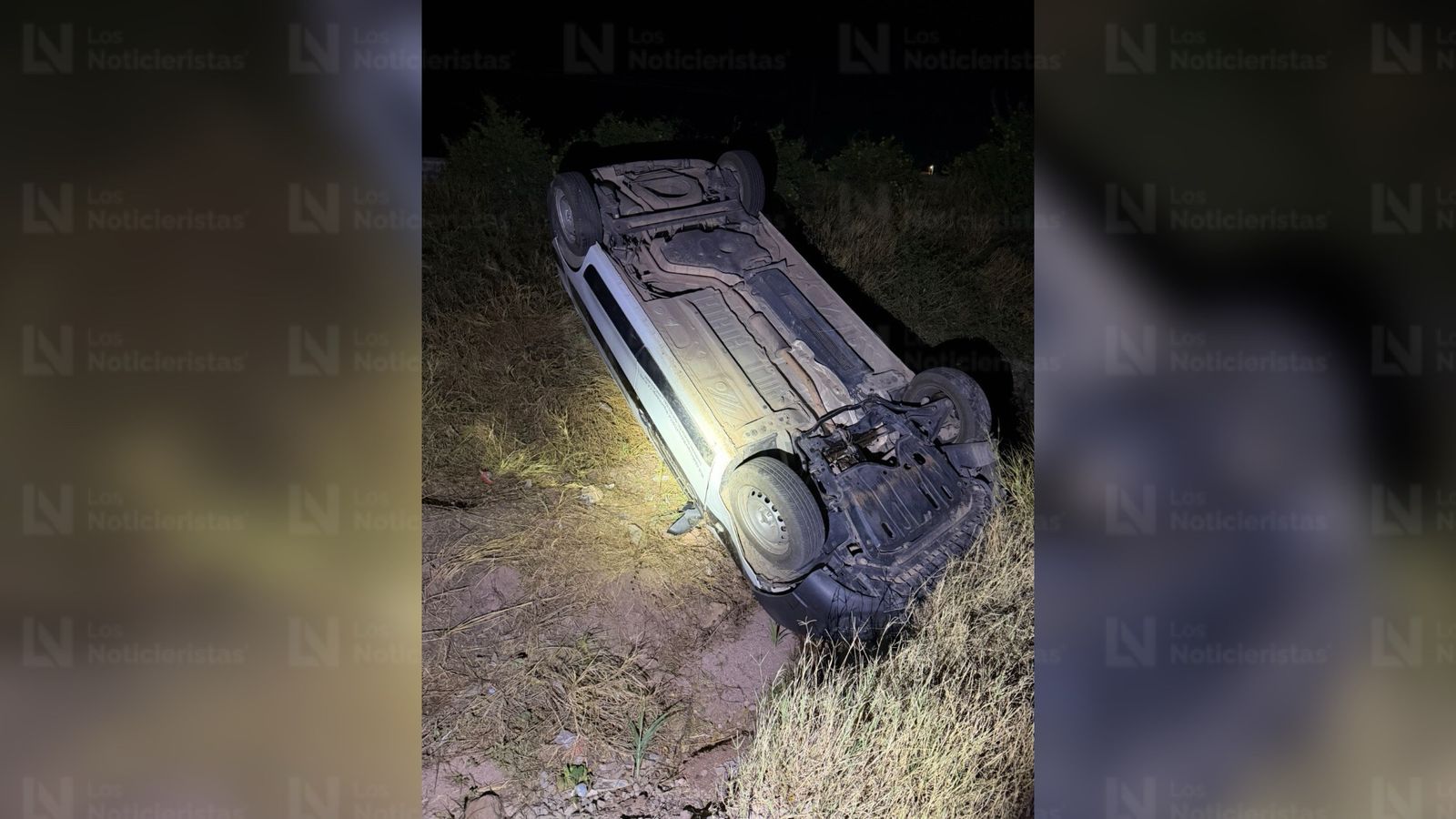 Conductor de vagoneta vuelca en inmediaciones de Nuevo San Miguel, Ahome