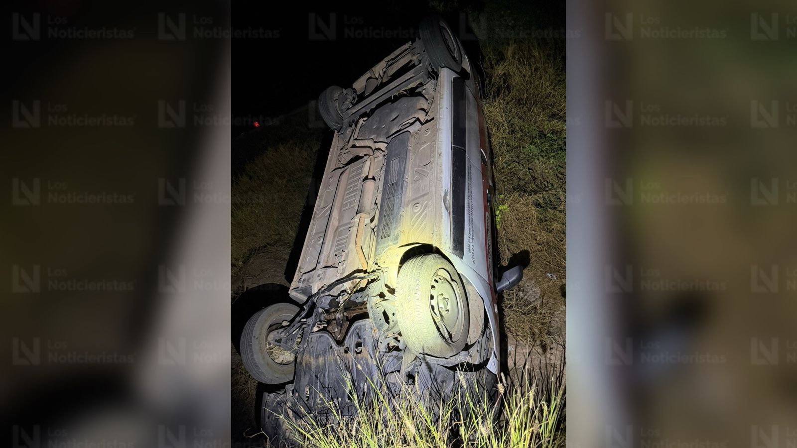 Conductor de vagoneta vuelca en inmediaciones de Nuevo San Miguel, Ahome