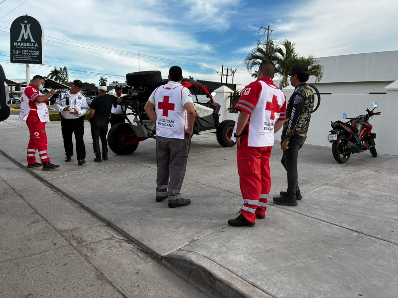 Conductor lesionado tras volcar en razer en Los Mochis