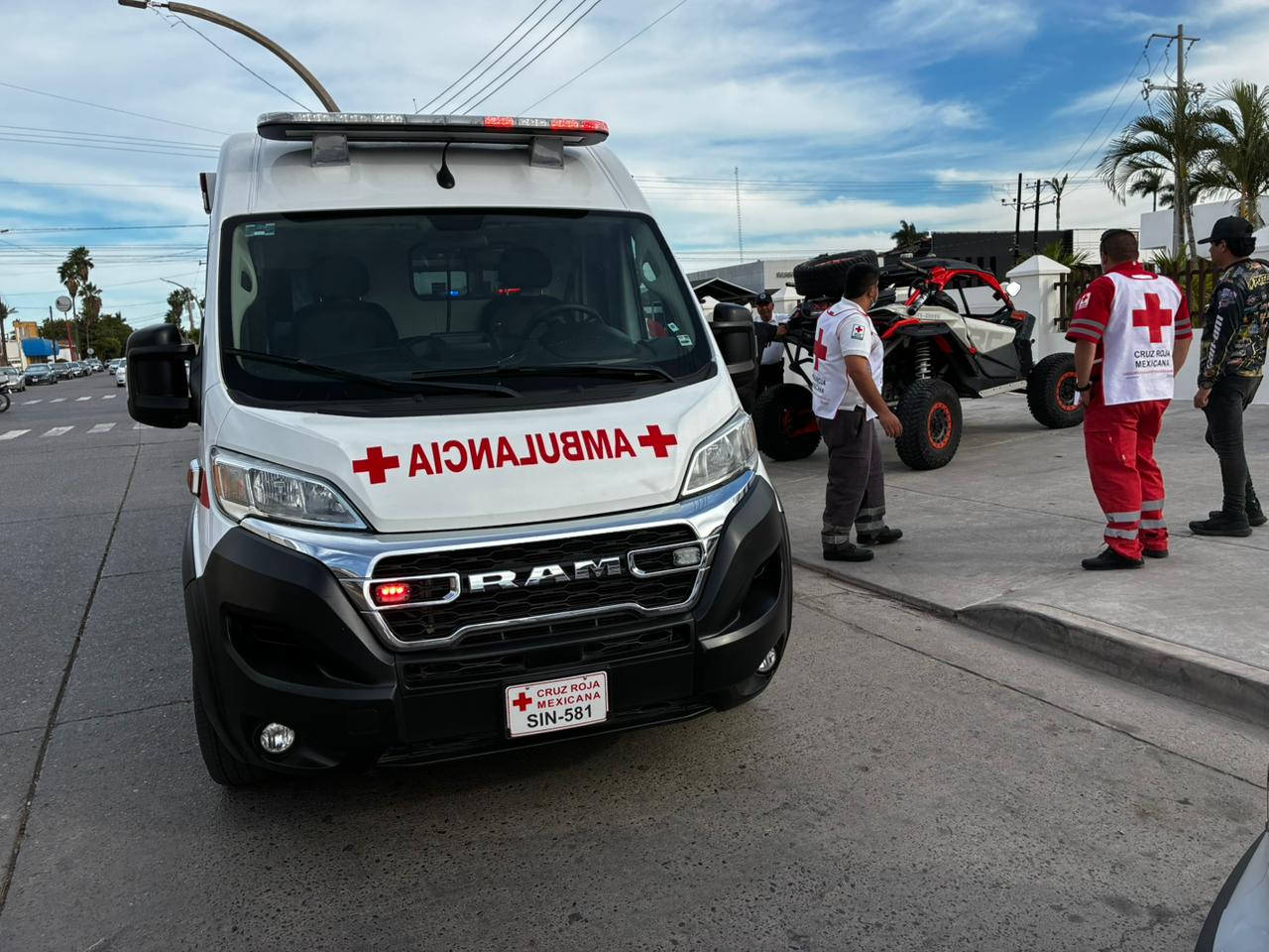 Conductor lesionado tras volcar en razer en Los Mochis
