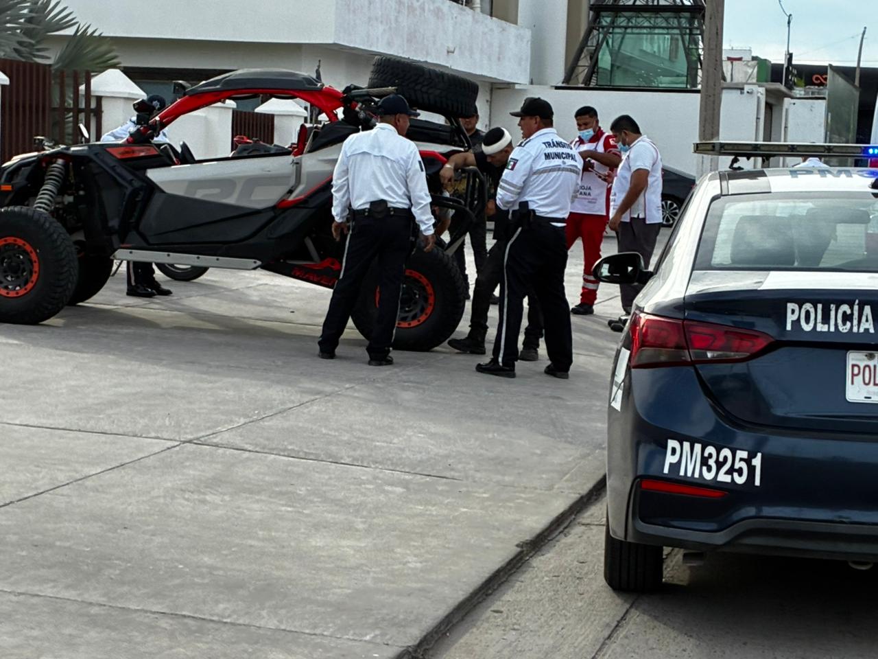 Conductor lesionado tras volcar en razer en Los Mochis