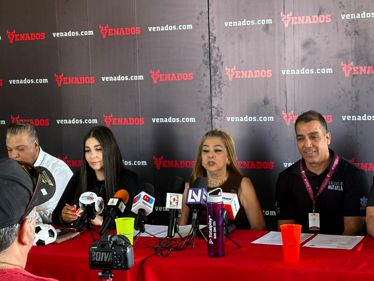 Conferencia de prensa de la Carrera Pedestre Saúl Guevara Nava en Mazatlán