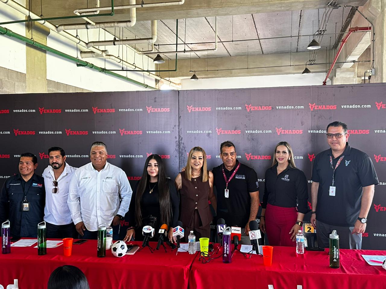 Conferencia de prensa de la Carrera Pedestre Saúl Guevara Nava en Mazatlán
