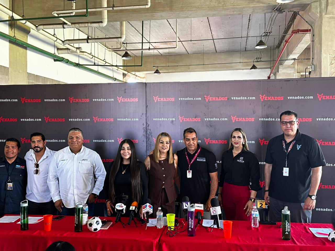 Conferencia de prensa de la Carrera Pedestre Saúl Guevara Nava en Mazatlán