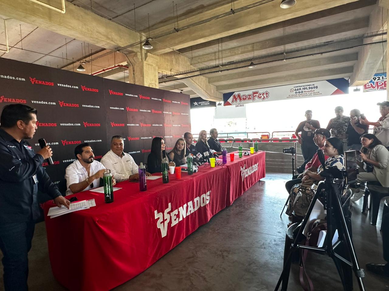 Conferencia de prensa de la Carrera Pedestre Saúl Guevara Nava en Mazatlán