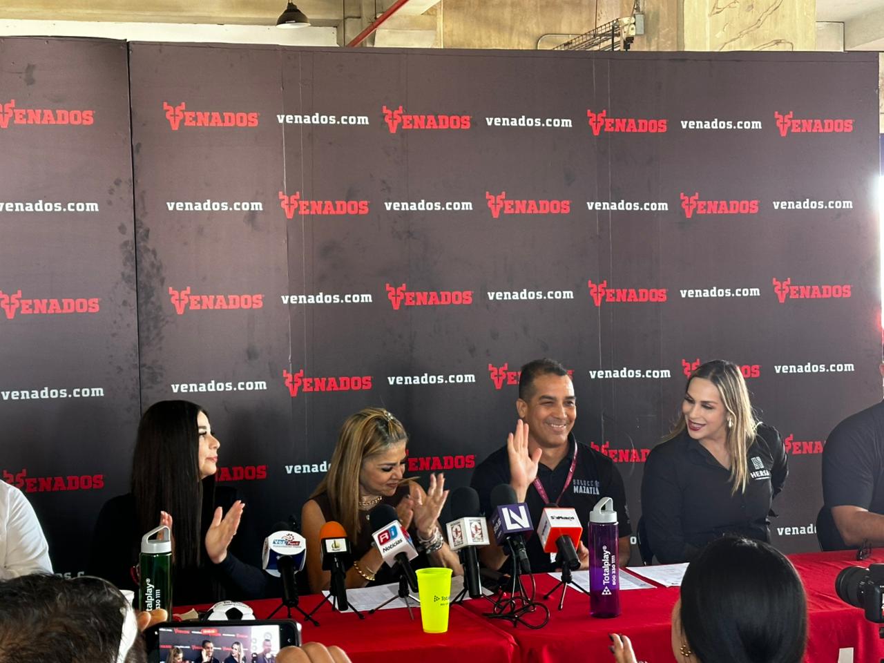 Conferencia de prensa de la Carrera Pedestre Saúl Guevara Nava en Mazatlán