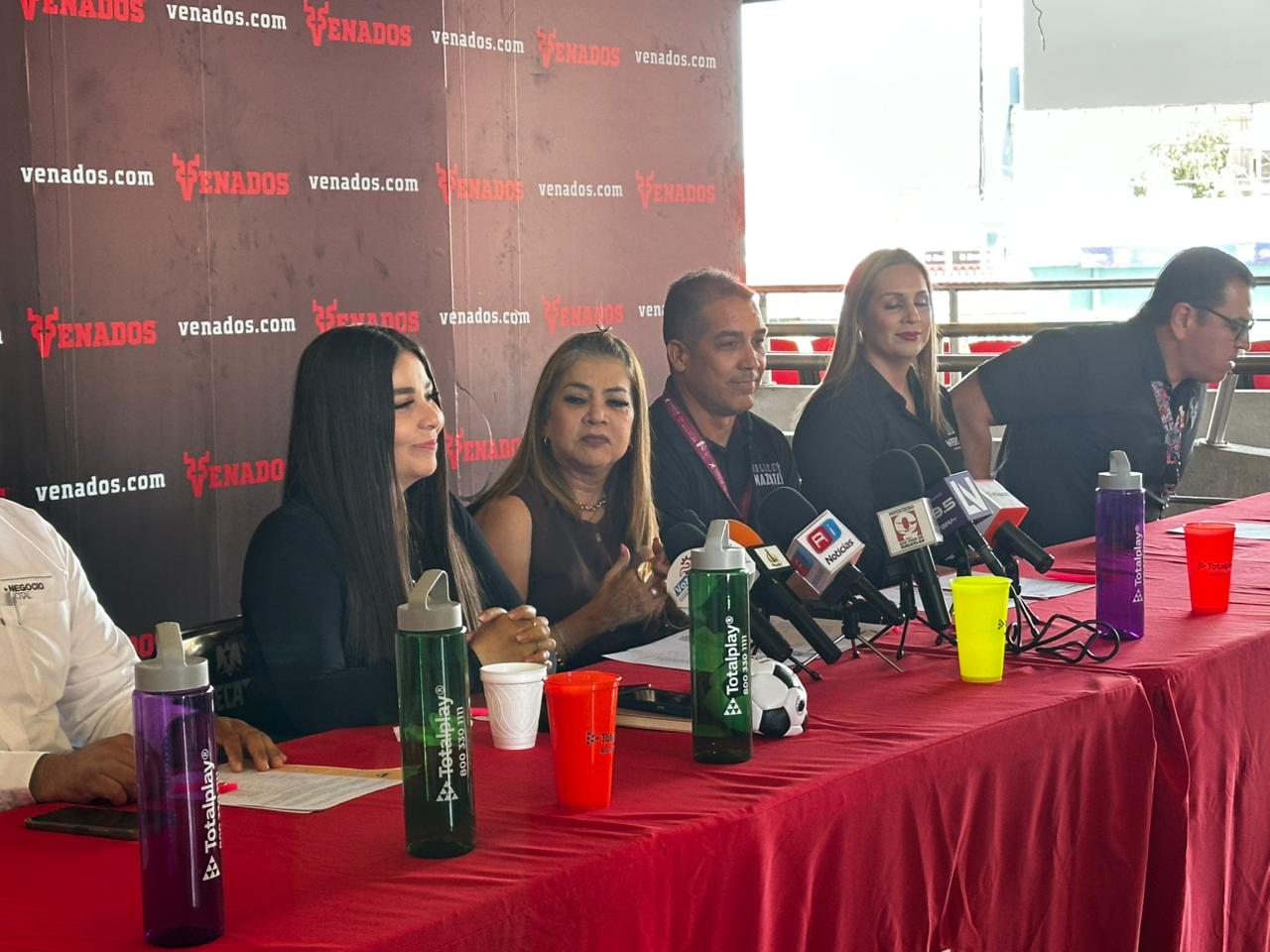 Conferencia de prensa de la Carrera Pedestre Saúl Guevara Nava en Mazatlán