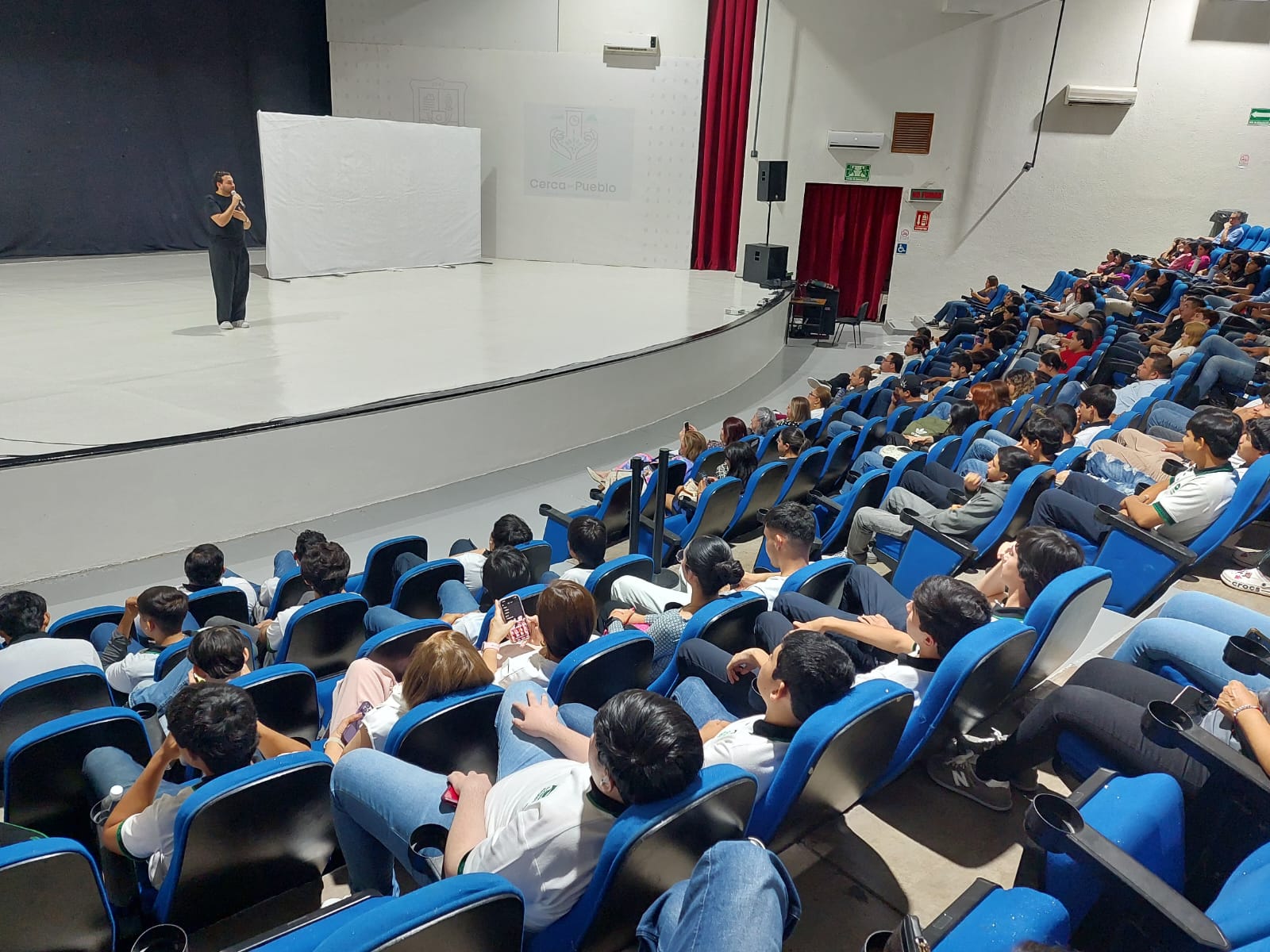 Conferencia "Entiéndelo, conéctate y véndelo" en Salvador Alvarado