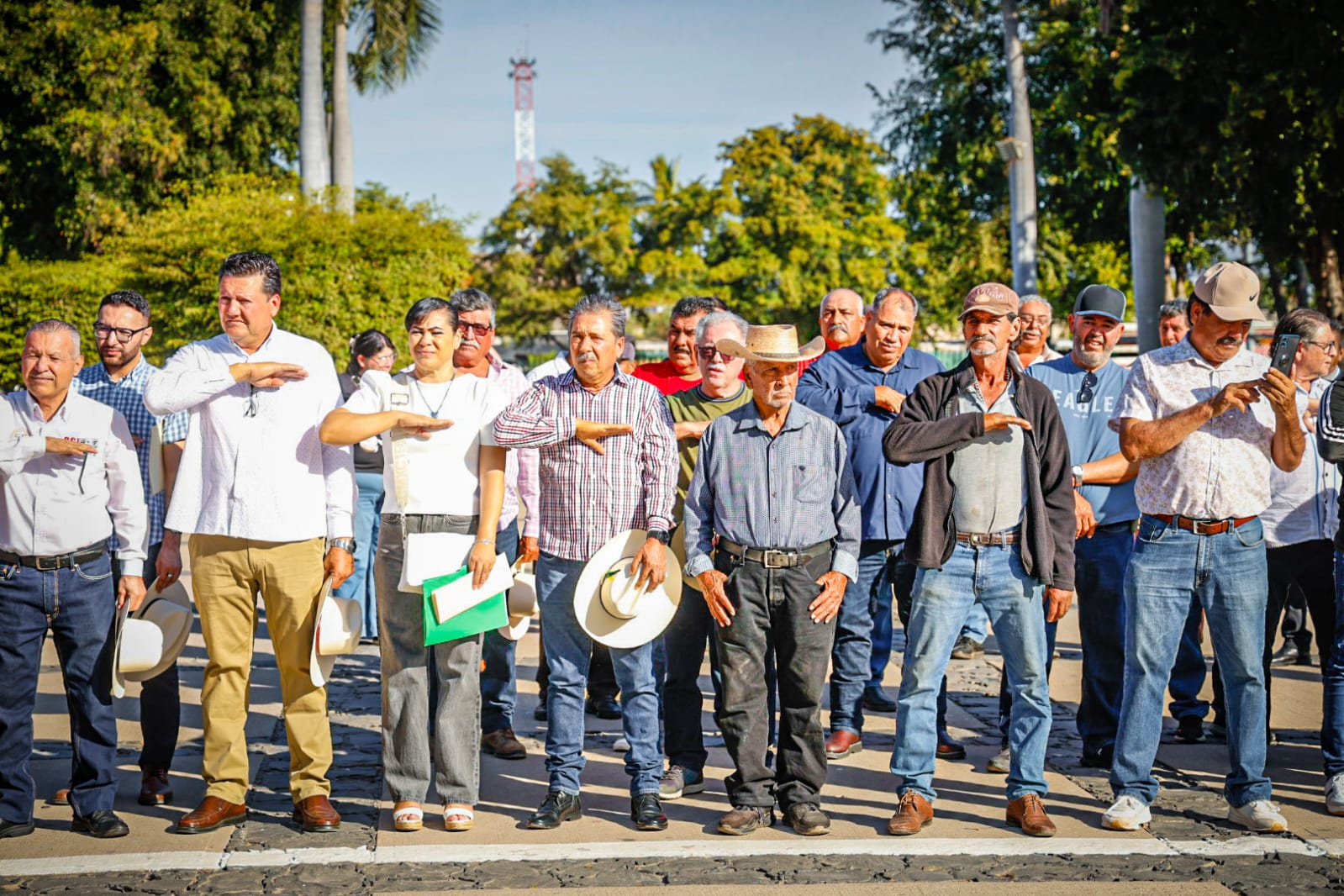Funcionarios de gobierno asisten a conmemoración