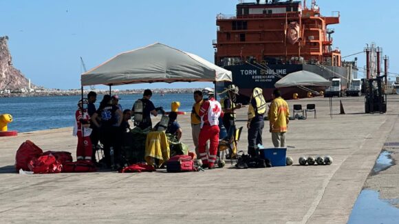 Bomberos de Mazatlán, Sinaloa, controlan derrame de material peligroso en un contenedor