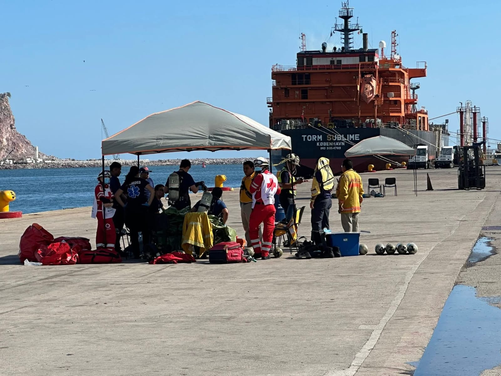 Bomberos controlan derrame de un material peligroso en Mazatlán