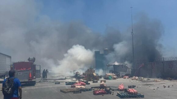Se registra incendio en bodega de desechos en Mazatlán, Sinaloa