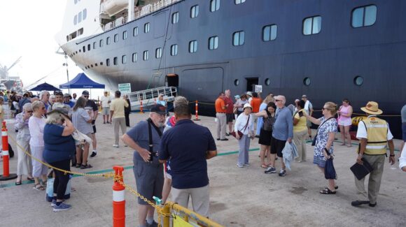 Zaandam llena de vida a Mazatlán, Sinaloa con más de mil 300 cruceristas que dejan 1.8 mdp en derrama