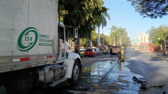 Cierran vialidad por derrame de combustible tras choque en pleno Centro de Culiacán