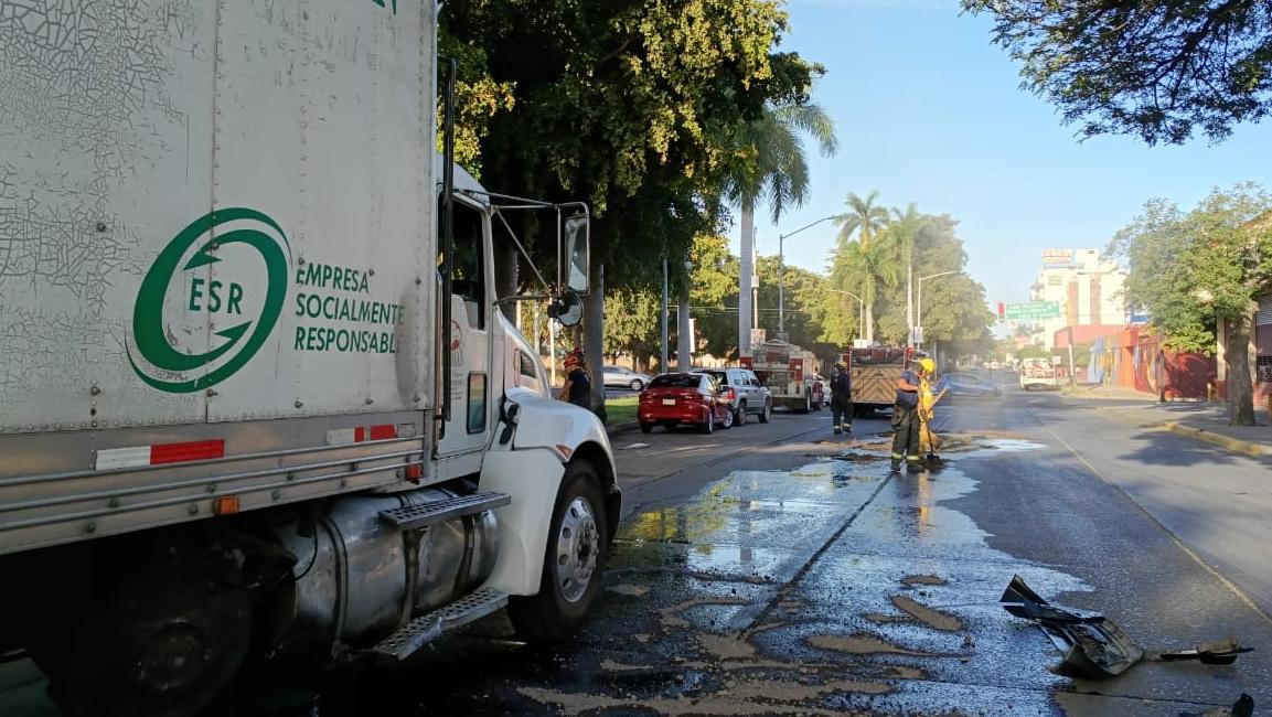 Cierran vialidad por derrame de combustible tras choque en el Centro de Culiacán
