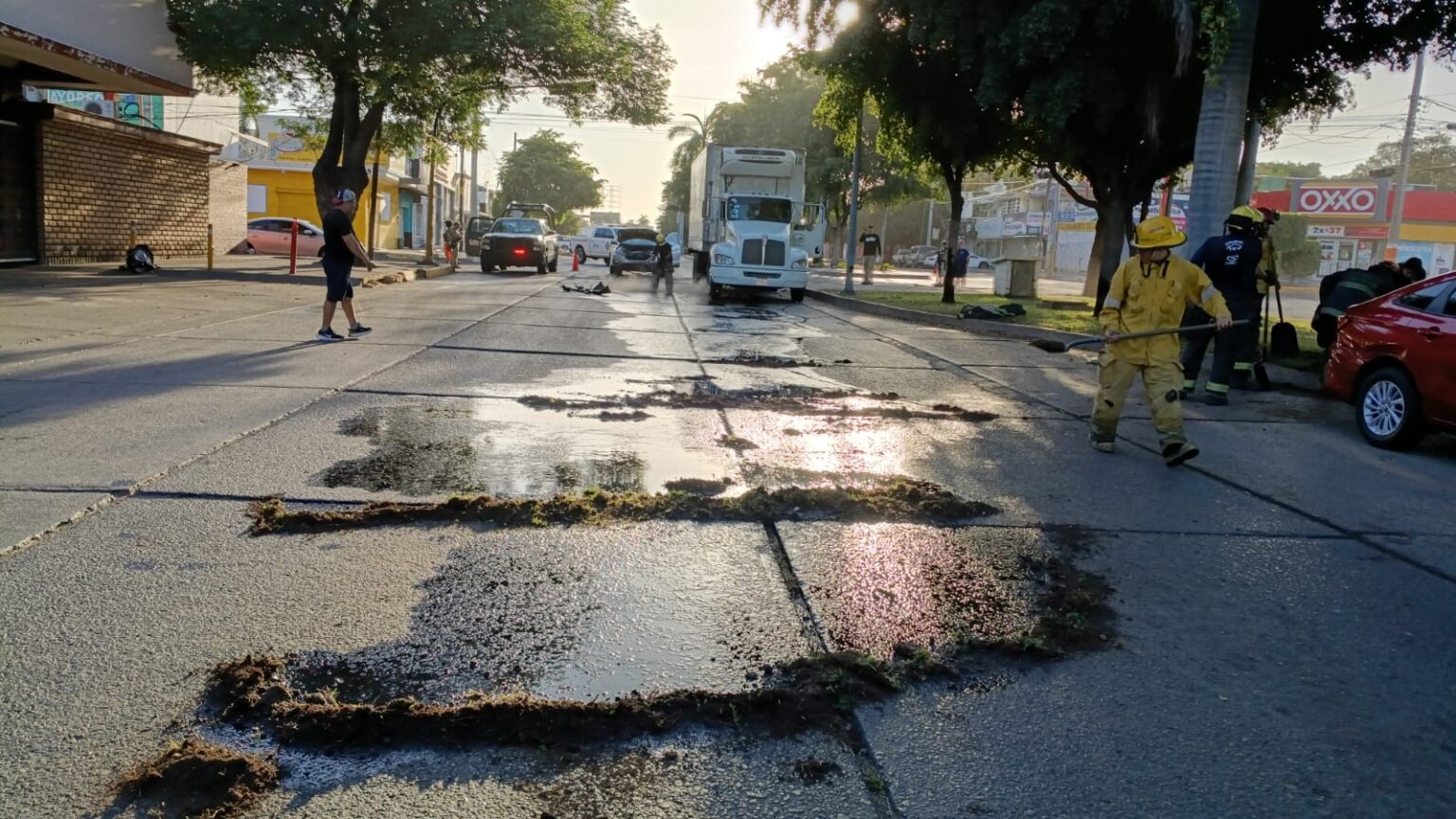 Cierran vialidad por derrame de combustible tras choque en pleno Centro ...