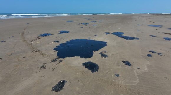 Separan a tres funcionarios de Pemex por derrame en el Golfo de México; investigan origen