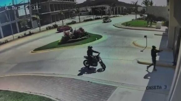 ¡Siguen los robos! Captan otro despojo de una motocicleta por sujetos armados en Mazatlán, Sinaloa