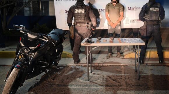 ¡Tenía una carabina tipo M4! Detienen a sujeto con droga y una moto robada en Villa Juárez, Navolato