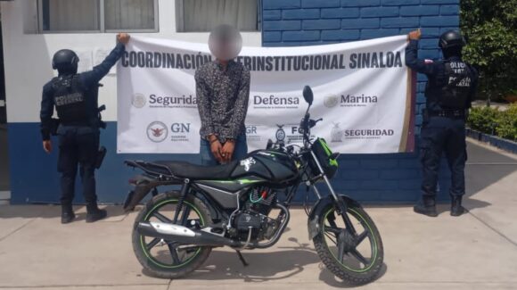 Detienen a sujeto en moto recién despojada en el sector Barrancos al sur de Culiacán, Sinaloa