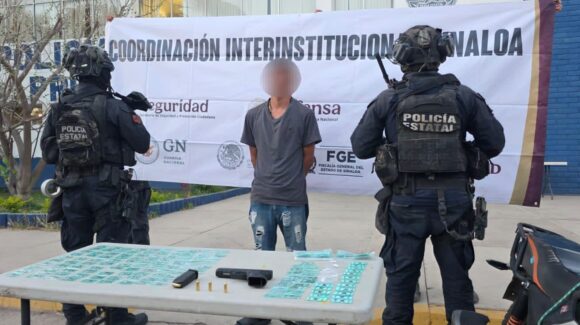 ¡Estaba sentado y trató de huir! Detienen a sujeto armado con más de 200 dosis de droga en Navolato, Sinaloa