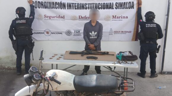 Detiene la BOI a un masculino con un fusil, municiones y ponchallantas en Escuinapa, Sinaloa