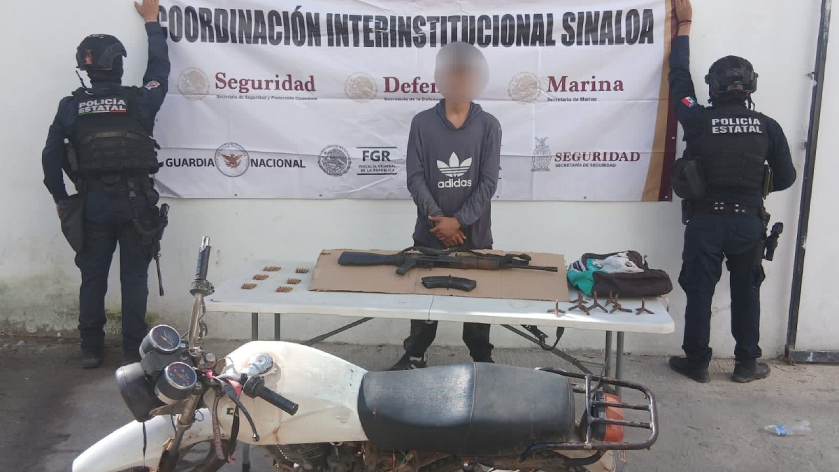 detiene la boi a un masculino con un fusil