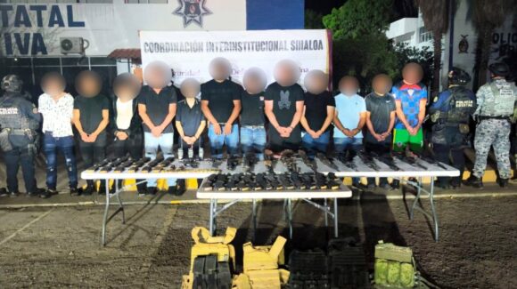 ¡Tenían arsenal dentro de hotel de Rosario, Sinaloa! Hay 12 detenidos, tres de ellos menores