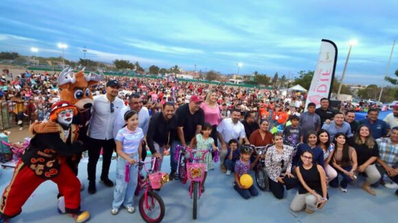 Llevan festejo del Día del Niño a Valles del Ejido; familias disfrutan jornada de juegos y regalos en Mazatlán, Sinaloa