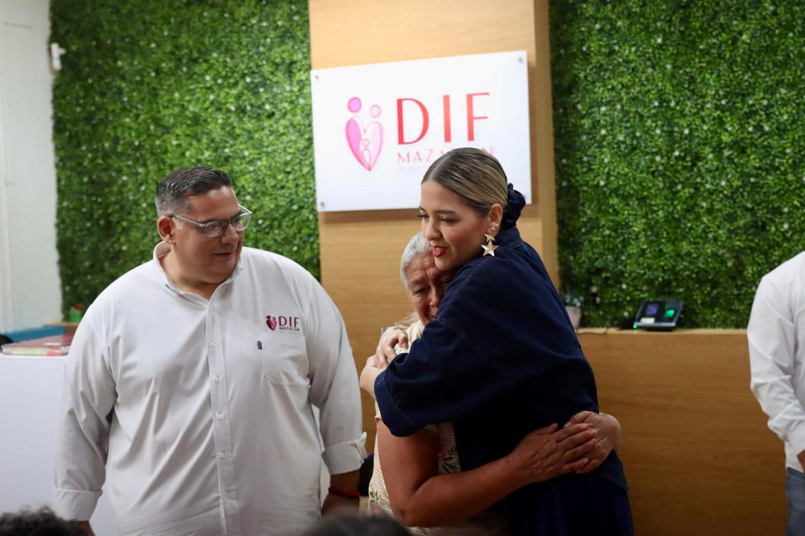 DIF Mazatlán entrega apoyos económicos a personas con discapacidad