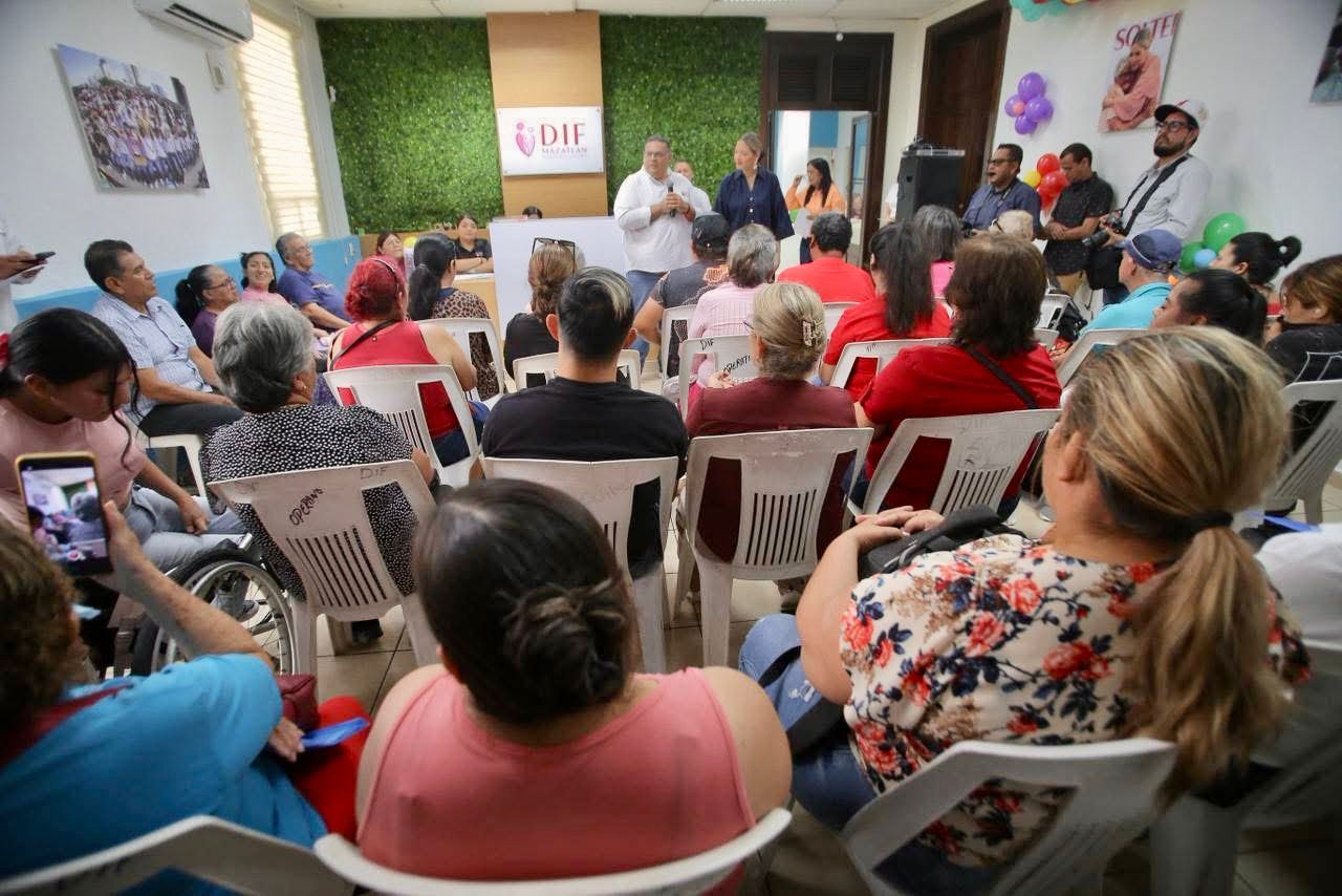 DIF Mazatlán entrega apoyos económicos a personas con discapacidad