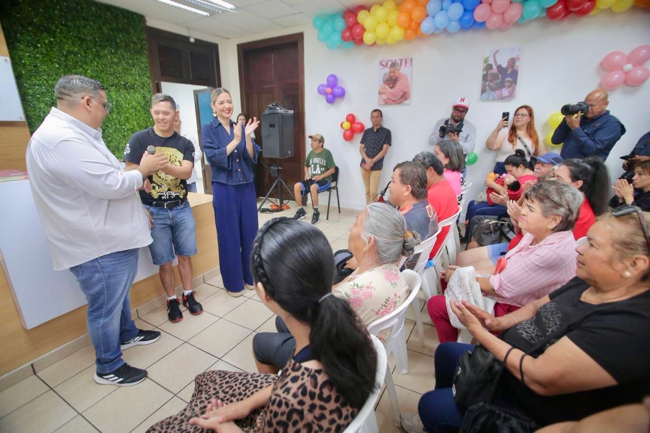 DIF Mazatlán entrega apoyos económicos a personas con discapacidad