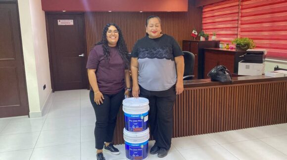 Para darle “una manita de gato” a la biblioteca: dona colectivo Páginas en Resistencia pintura para la Raúl Cervantes, en Guasave, Sinaloa