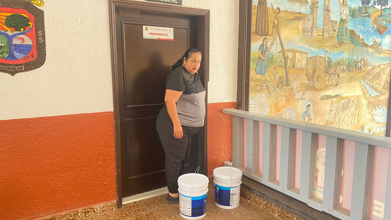Donan cubetas de pintura para la Biblioteca Raúl Cervantes Ahumada en Guasave