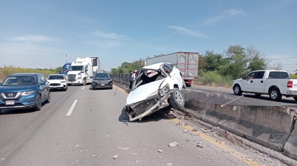 Fuerte accidente deja a dos jóvenes lesionados sobre la México 15, a la altura de Las Brisas en Guasave, Sinaloa