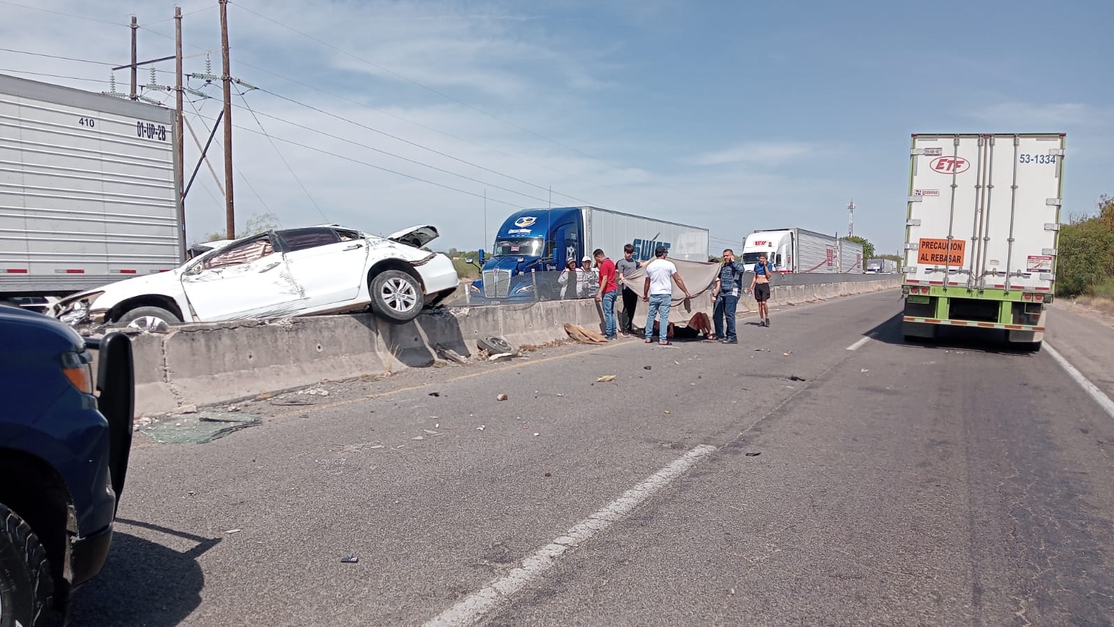 Dos jóvenes lesionados en fuerte choque en la México 15, en Guasave