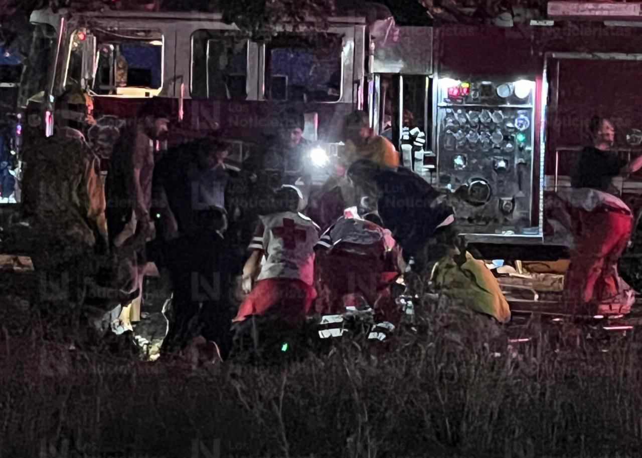 Dos muertos y varios heridos deja choque entre camión de jornaleros y vehículo en Yebavito, Navolato