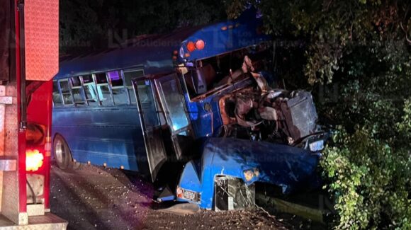 Asciende a tres víctimas mortales el fatal accidente entre camión y automóvil en la carretera Culiacán-Navolato, en Sinaloa