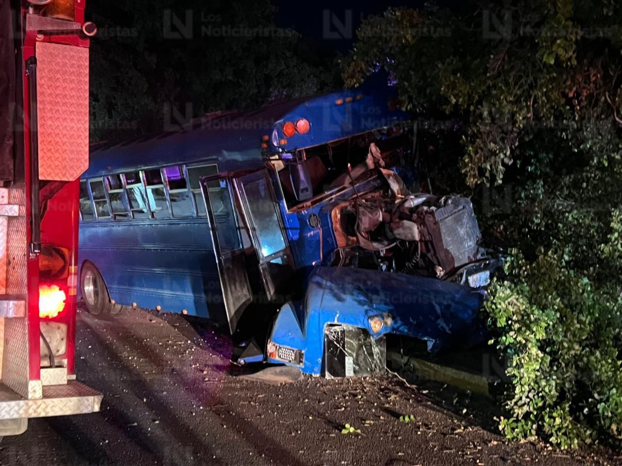 Dos muertos y varios heridos deja choque entre camión de jornaleros y vehículo en Yebavito, Navolato