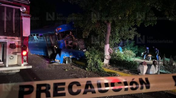 Aparatoso accidente entre camión de jornaleros y automóvil deja dos fallecidos y heridos por la carretera Culiacán-Navolato