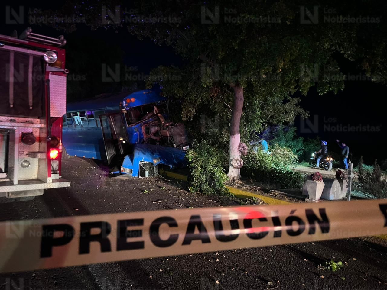 Dos muertos y varios heridos deja choque entre camión de jornaleros y vehículo en Yebavito, Navolato