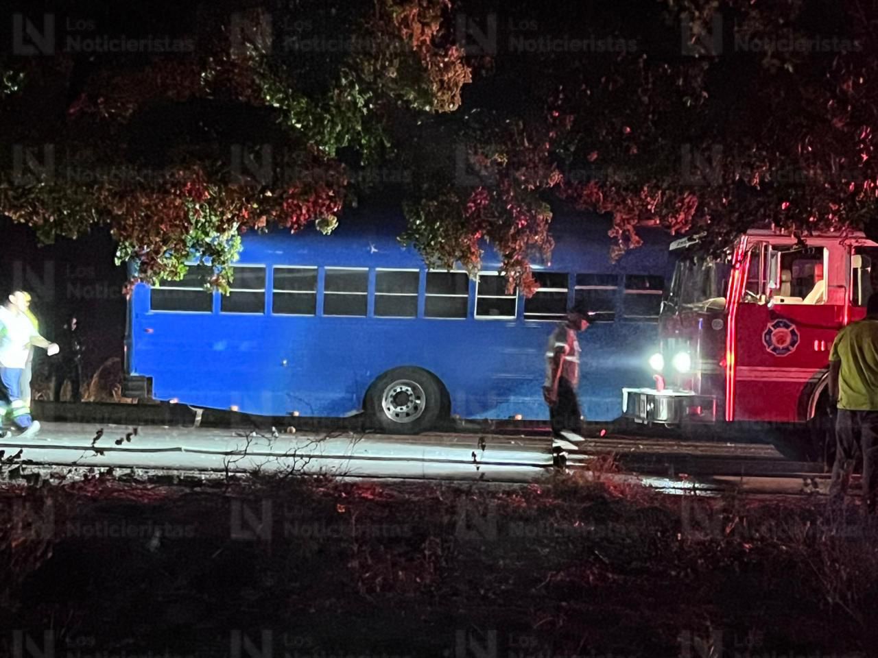 Dos muertos y varios heridos deja choque entre camión de jornaleros y vehículo en Yebavito, Navolato