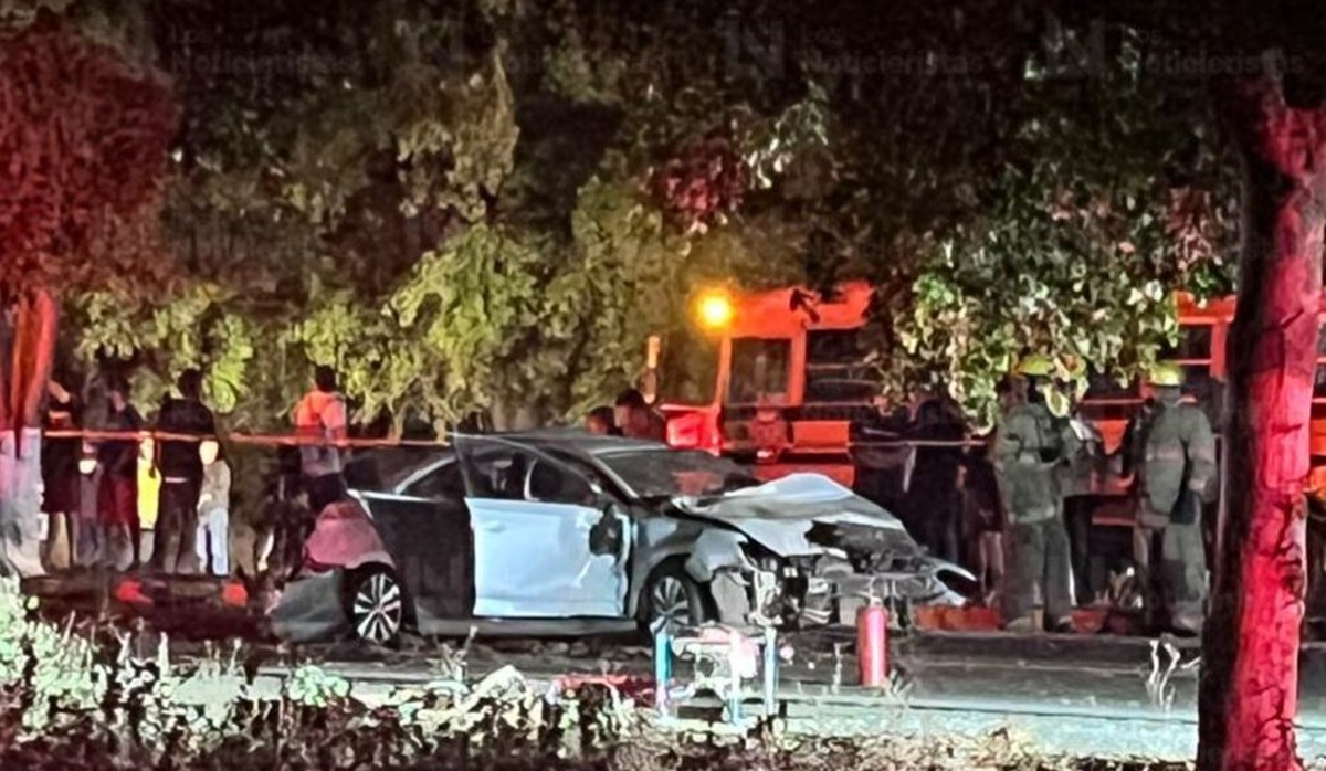 Dos muertos y varios heridos deja choque entre camión de jornaleros y vehículo en Yebavito, Navolato