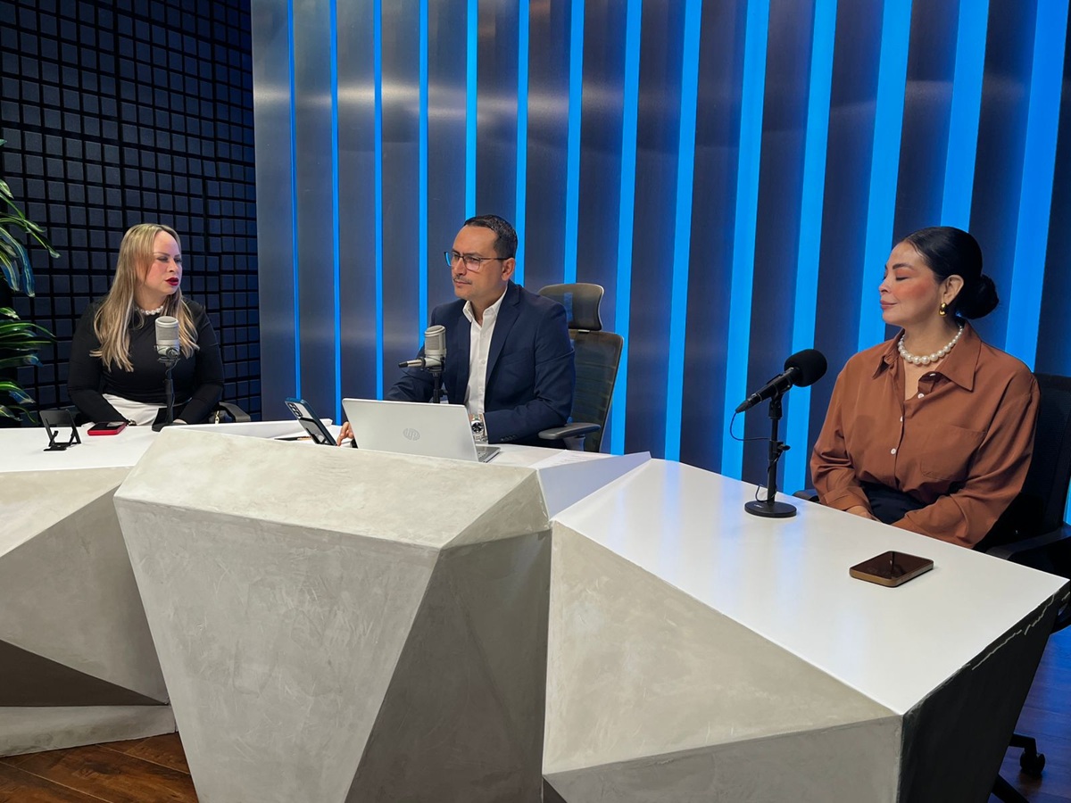 Dulce Ruiz en Los Noticieristas con Omar de la Rocha