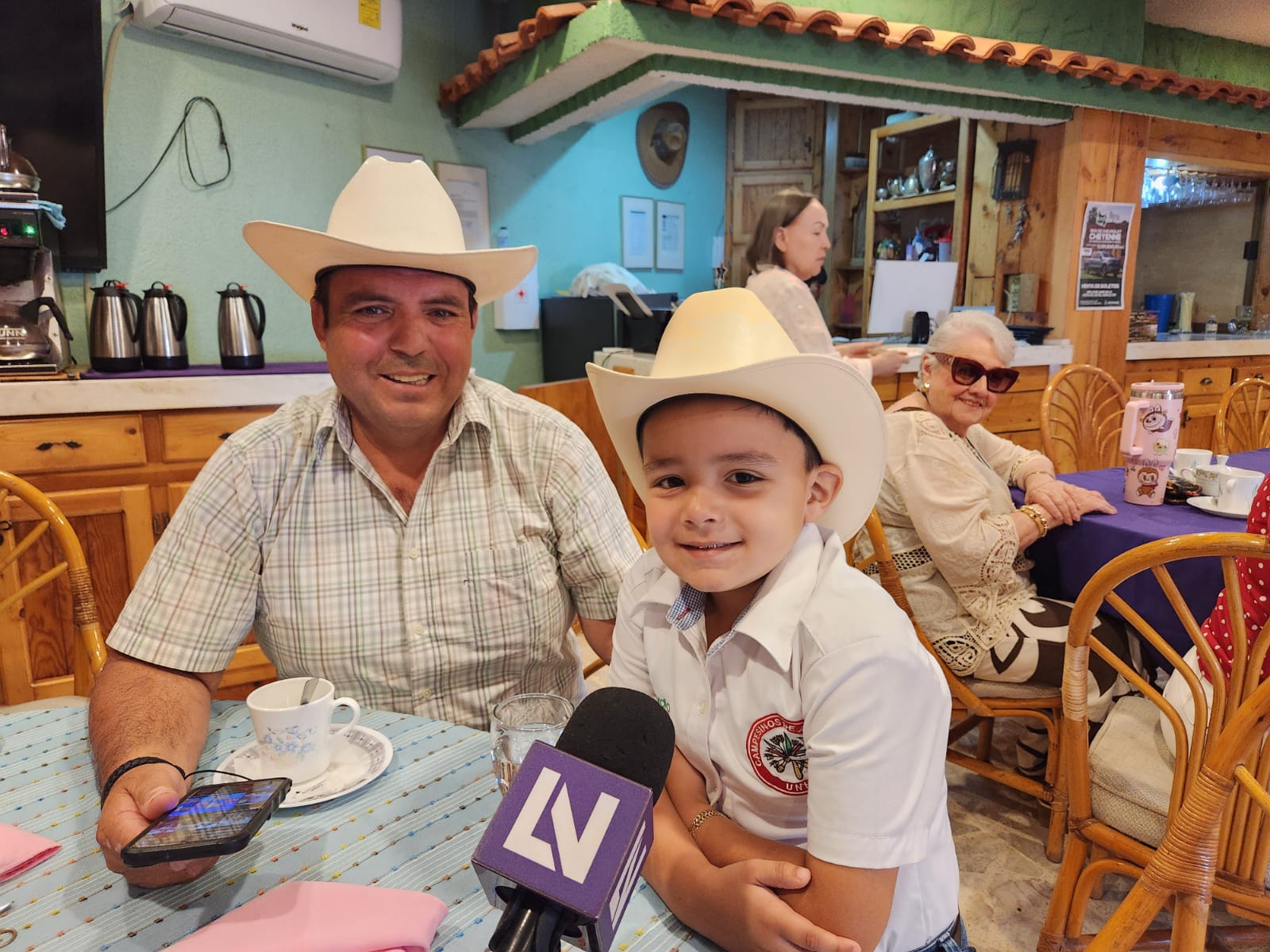Dylan Corrales Rosales y su abuelo Alfredo Rosales Gámez
